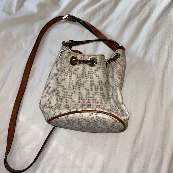 Crossbody Michael Khors Purse with chain "draw string" - Picture 5 of 6